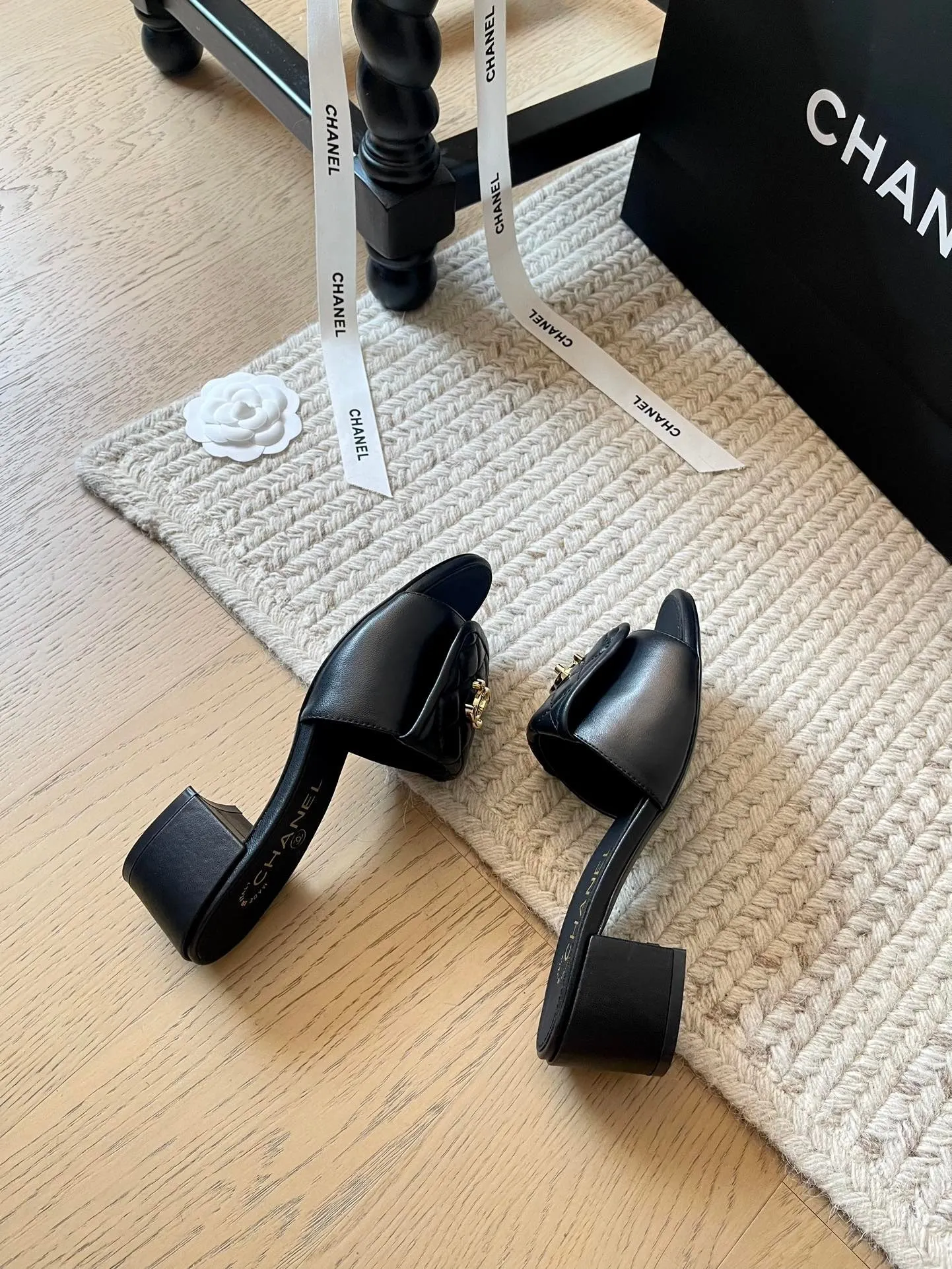 👟👟Ex-factory price 420👟👟 Chanel new early spring schoolbag buckle flat bottom/thick heel slippers series!  Classic rhombus pattern that you never get tired of😌 Upper: Sheepskin lining Outsole: Genuine leather outsole Heel height: 5cm Size: 35-39 40 41 42 Customized, non-refundable and non-exchangeable